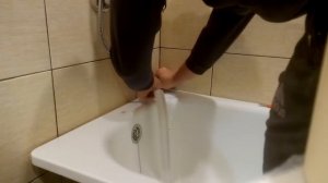 Как приклеить бордюрную ленту в ванной?