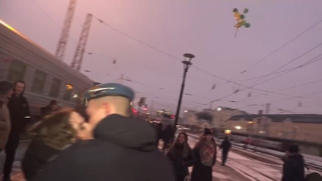 Красноярский ЖД вокзал... Дембель прибыл домой. смотреть онлайн