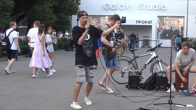 Чувак офигенно фристайлит в Парке Горького в Москве смотреть онлайн