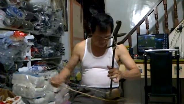 Papa demonstrates the Er hu (Chinese violin) - 4/4 смотреть онлайн