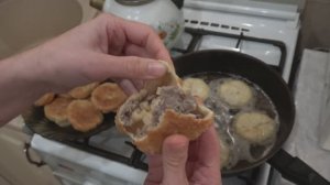 Домашнее видео. Салат "Прага", Оливье и беляши на Старый Новый Год. 13 января 2024 года.