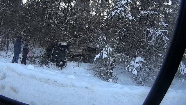 Рено Дастер улетела с дороги в лес. Скользкая дорога. смотреть онлайн