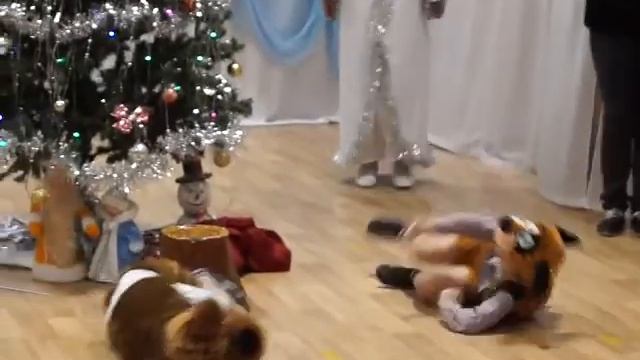 Танец собачек на Новогоднем утреннике))) Милота)) смотреть онлайн