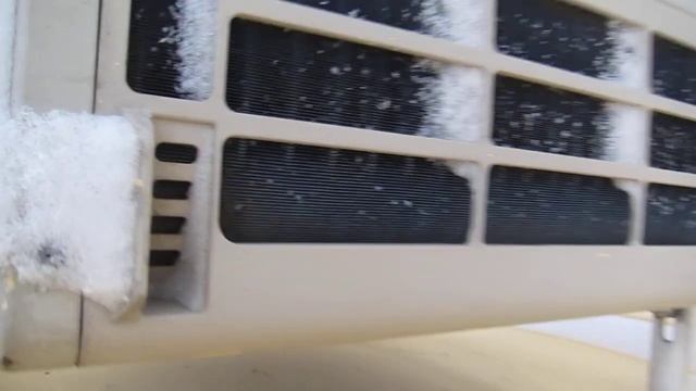 Внешний блок кондиционера Daikin FTXB20C в режиме обогрева смотреть онлайн