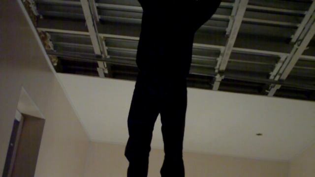 Строительство дома в одиночку. Установка подвесного потолка из ПВХ панелей смотреть онлайн