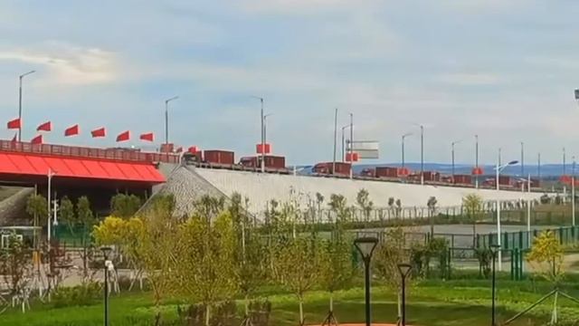 Китайские сми показали, как первые 8 китайских фур проехали по мосту через Амур смотреть онлайн