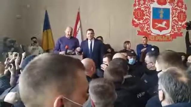 ОПЗЖ Черкассы, очередной депутат не знает украинского языка и говорит на русском с переводчиком смотреть онлайн