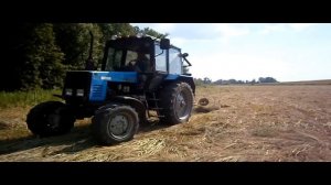 Трактор МТЗ 82 Беларус 920 гребет сено. Польские грабли ворошилки. КЛИП #vseklevo #синийтрактор