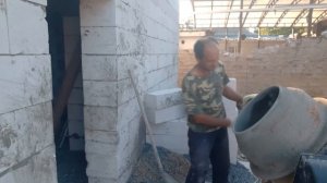 Приготовление бетона в бетономешалке