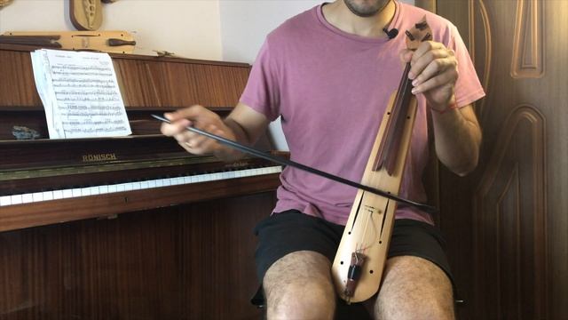 Школа игры на кеменче (Понтийской лире) - Второй урок. Постановка смычка, первое упражнение смотреть онлайн