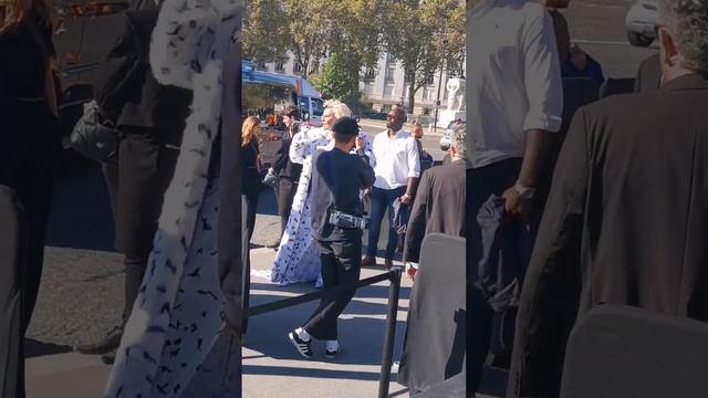 Guests of BALENCIAGA Women"s Spring/Summer 2024 fashion show #balenciaga #parisfashionweek2023 смотреть онлайн