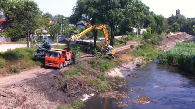 Работы по очищению реки Бык. Кишинёв. 10.06.2014 смотреть онлайн