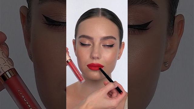 Вечерний макияж с акцентом на губы💋  
Помада Ultimatte #09, тушь False Lashes,  тени Muse #01