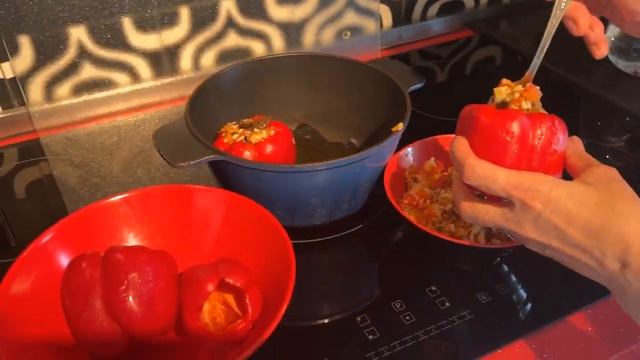 Перец фаршированный овощами, белыми грибами и рисом