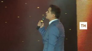 Раяз Фасыйхов "Китәсең" җырын башкара