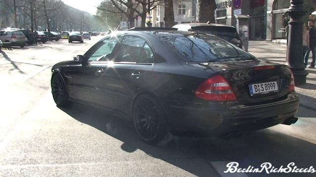 MERCEDES BENZ E55 AMG - HEATING UP THE TIRES смотреть онлайн