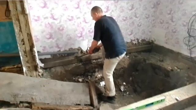 Продолжаем ремонт /Убираем полы/Копаем под слив/Влог о жизни в деревне смотреть онлайн