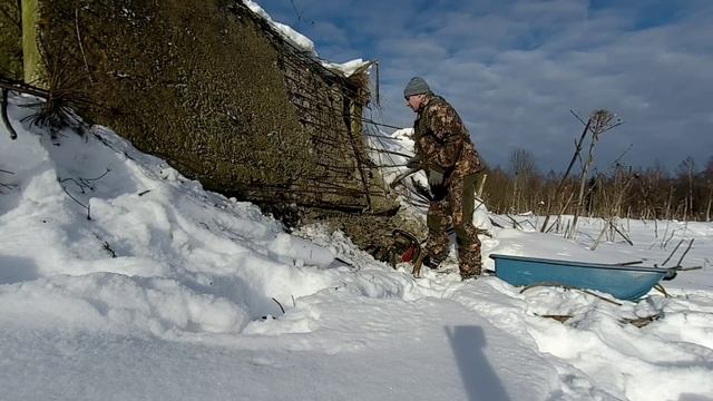 Окраина богатой деревни радует литым железом! смотреть онлайн