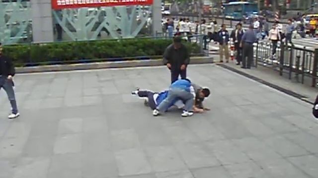 Street fight in Beijing railway station смотреть онлайн