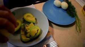 Намазка из авокадо и плавленого сырка с яйцами