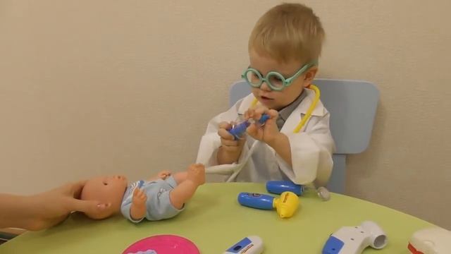 Большой набор больничка /Игра в доктора /Ставим уколы СМЕШНОЙ ВИКТОР смотреть онлайн