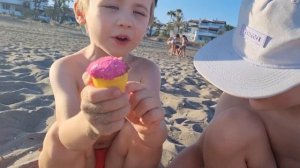 Дети играют на пляже   **3 Часть**  Мороженое для друзей из кинетического песка на пляже