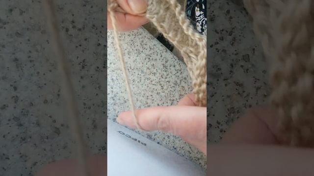 Обвязываю крючком образец горловины кардигана. После обвязки наберу петли и буду вязать воротник смотреть онлайн