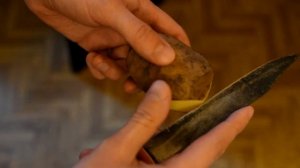 обучающее видео о том, как чистить картошку