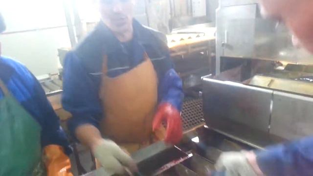 Этап 2. Обработка лосося на заводе. Как все происходит. смотреть онлайн