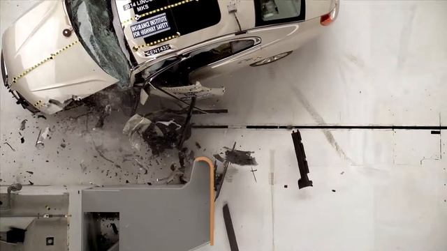 Lincoln MKS 2014 small overlap IIHS crash test [FULL HD] смотреть онлайн