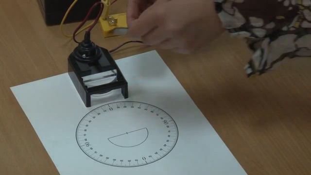 Физика. Исследование зависимости угла преломления от угла падения светового луча смотреть онлайн