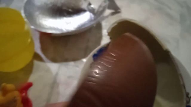 Что находится внутри ОГРОМНОГО КИНДЕРА СЮРПРИЗА? смотреть онлайн