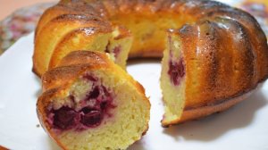 Пирог с вишней - рецепт быстрого вишневого пирога к чаю.