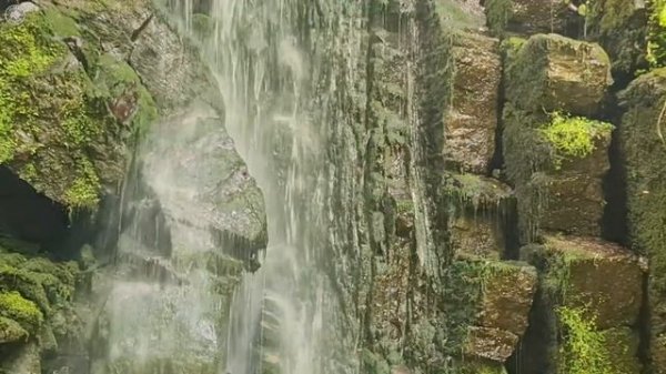 Расслабляющие звуки водопада. Белый шум 10 часов видео в 4K.