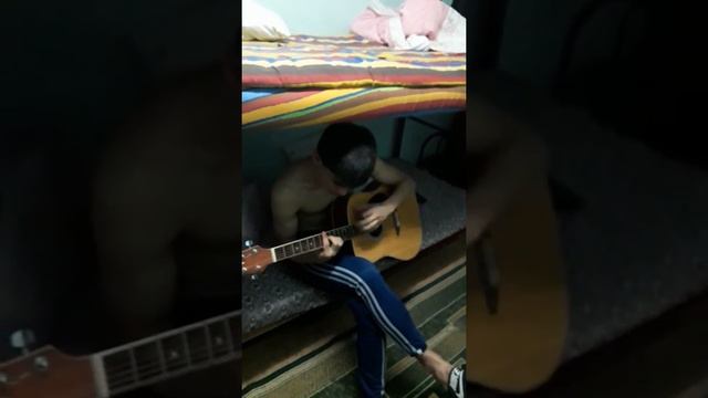 Песня на гитаре. Парень с общежитий в Казахстане смотреть онлайн