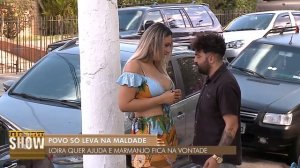 Loira precisa de ajuda para ascender o farol, e rapaz fica só na vontade!