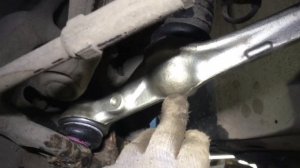 Заменил передний поперечный рычаг Мерседес w221