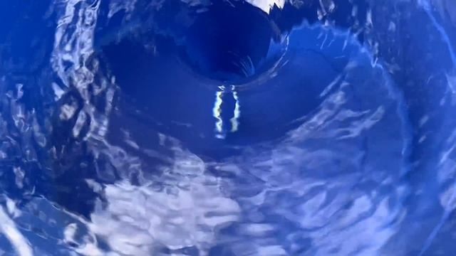 Big Whirlpool vs 200 Balls смотреть онлайн