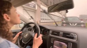 Параллельная парковка в городе. Урок вождения АКПП. Парковка между машин.