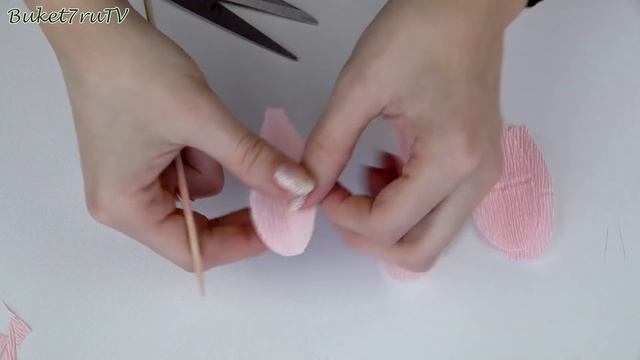 Идея: Взяли гофрированную бумагу, конфеты и сделали цветы розы смотреть онлайн