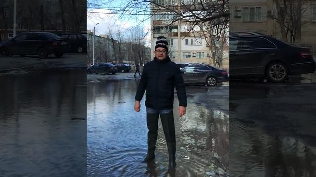 Мужик в Астрахани, в луже поймал рыбу. Часть 2. БОЛЬШАЯ РЫБАЛКА смотреть онлайн