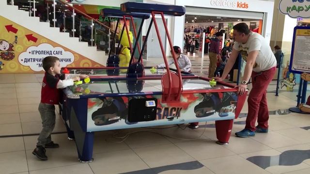 День рождения Витюши в Игроленде. 5 лет. Sky mall. Аэрохоккей с Папой) смотреть онлайн