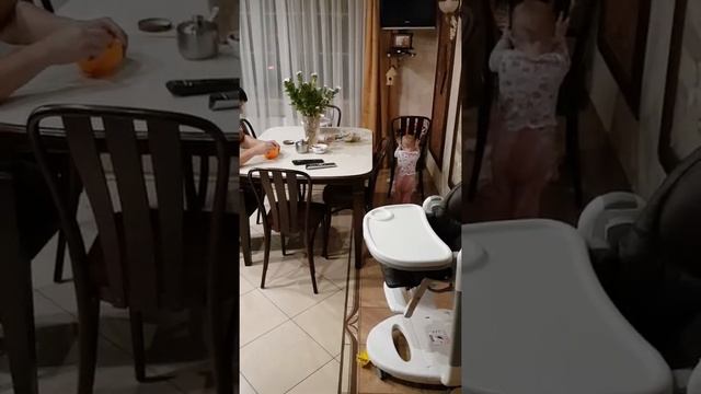 Ребенок говорит . Болтает с дядей.  1 год 4 месяца