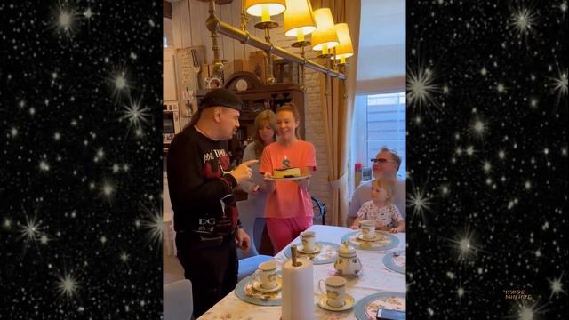 Наталья Подольская устроила домашнее застолье, чтобы поздравить свекра с днем рождения