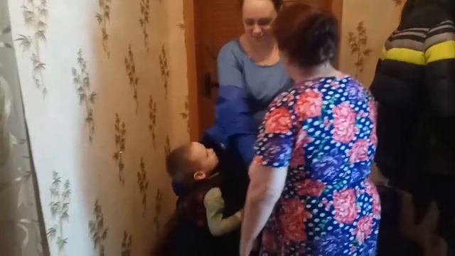 Чинит лыжу в лесу\ У Мамы\ Хозяйство Родителей,но не всё\ смотреть онлайн
