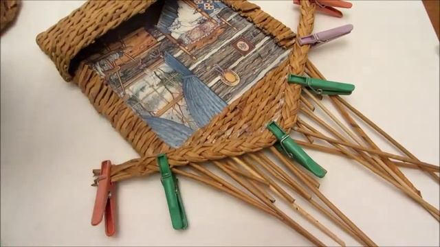 Ключница из газетных трубочек.  Урок 11. Плетем косичку, обрезаем стоечки, грунтуем.