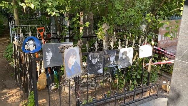 На могиле Виктора Цоя и Михаила Горшенева смотреть онлайн