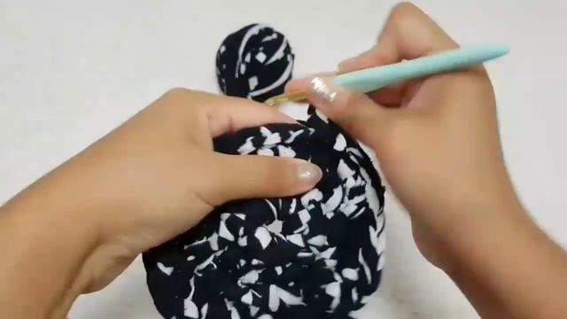 МОЙ ГОРОД/ПРИХВАТКА КРЮЧКОМ/ МАСТЕР КЛАСС/КАК ПОРЕЗАТЬ СТАРЫЕ ФУТБОЛКИ И СДЕЛАТЬ ПРЯЖУ смотреть онлайн