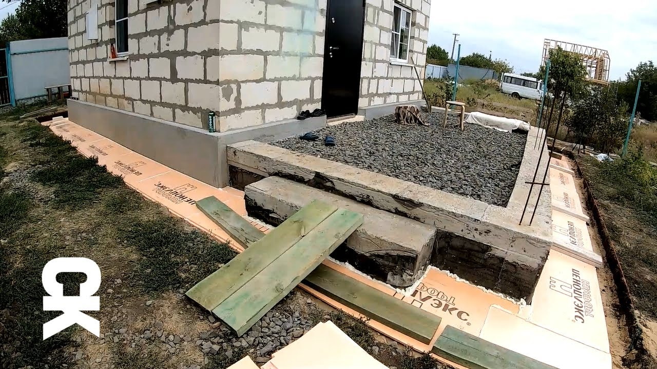 Современная утепленная мягкая отмостка с поребриком своими руками / Серия 119 смотреть онлайн