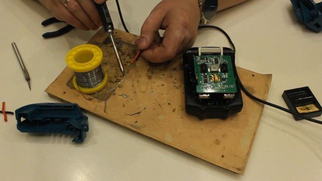 Питаем паяльник TS100 от аккумулятора Makita BL1815N серии LXT смотреть онлайн